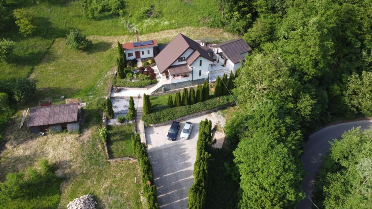 Casa Dintre Brazi *